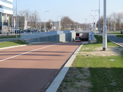 848260 Gezicht over de Churchilllaan te Utrecht, met op de achtergrond de bustunnel onder het verkeersplein in de ...